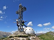 72 Alla croce di vetta e Bivacco Locatelli (1656 m) le tre amiche incontrate